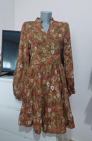 off white komplet: Haljina sa cvetnim printom - Kroj: A-kroj sa naboranim, višeslojnim — 3