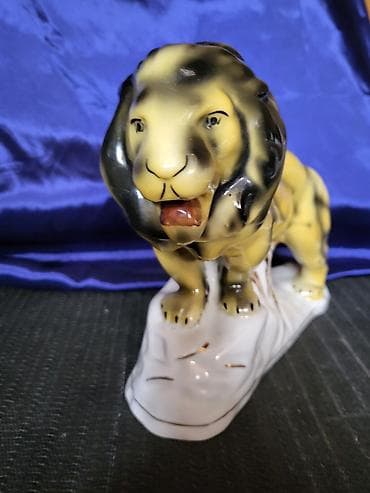 vt401 k: Figura lava,jugoporcelan Titov Veles iz 70ih.god. Porcelanska — 5