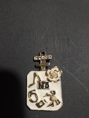 bugatti patike cena: Privjesak u obliku bočice parfema inspirisan motivom “No.5”. - — 1