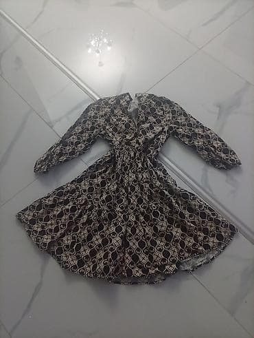 sweatshirt h: Ženska haljina sa dugim rukavima i A-krojem - Model: košulja-haljina — 1