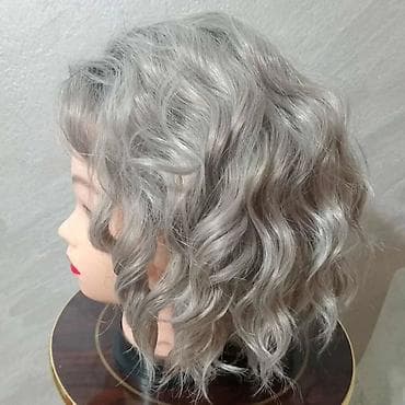 perike novi sad cena: Kratka talasasta perika – tamno siva, dužina kose 25,4 cm - Stil — 3