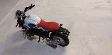 swarovski kristali cena: Motori 1:18,ocuvani cena za kom — 5