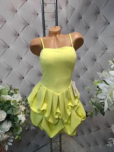 Haljine: Koktel haljina sa tankim bretelicama i skulpturalnom suknjom - Model — 1