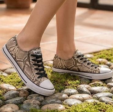 Niske patike sa printom zmijske kože - Dizajn: klasičan „low-top“
