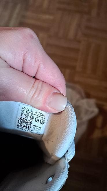 muska bela jakna: Adidas bele patike 36 – klasičan model sa debljim đonom i — 4