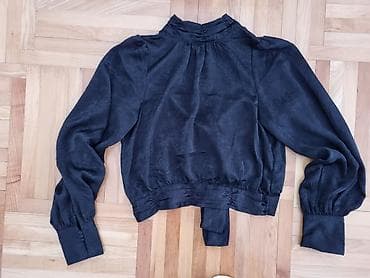 Crna elegantna bluza sa mašnom na leđima. - Model s visokim