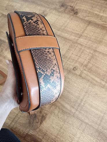 Lighters and accessories: Ženska torba preko ramena – karamel braon sa detaljima imitacije — 2