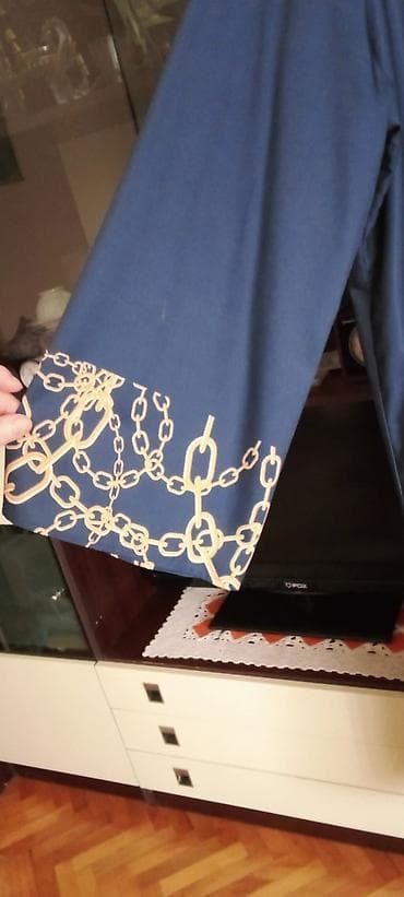 Duga haljina u tamnoplavoj boji sa printom lanaca - Model: ravna — 2