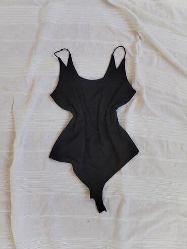 Women's Clothing: Crni ženski bodi sa tankim bretelama i dubljim četvrtastim izrezom — 1