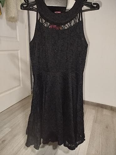 mantil s: Crna čipkana haljina bez rukava - Elegantna, A-kroja sa blagim — 1