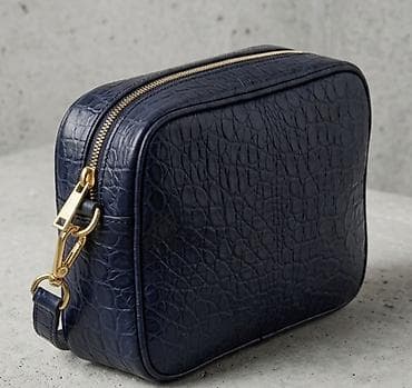 Elegantna ženska torbica preko ramena – tamnoplava, sa teksturom