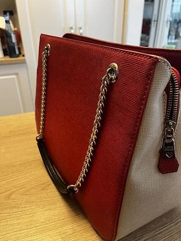 torba iv sen loran: Love Moschino ženska torba – model sa lancem i metalnim srcem - — 2