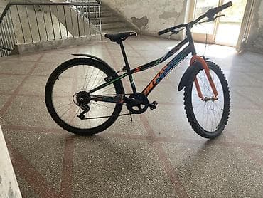 mali laptop: Prenosni računar HP sa crnim okvirom ekrana i tastaturom pune — 3