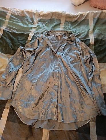 srebrne ogrlice sa cirkonima: Ženska košulja na dugmad, duga linija, svetlosiva/srebrnkasta nijansa — 1