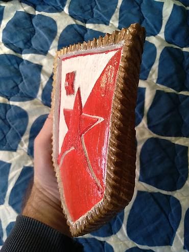 Kuhinjska oprema: Ručno rezbareni drveni grb FK Crvena zvezda - Materijal: puno drvo — 4
