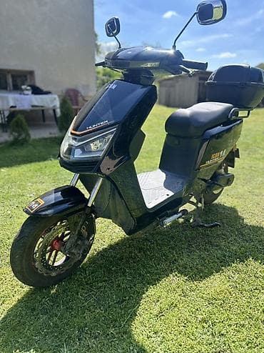 Motocikli i skuteri: Električni skuter ICON Hunter 14 - Crna boja, moderan ugaoni dizajn — 1