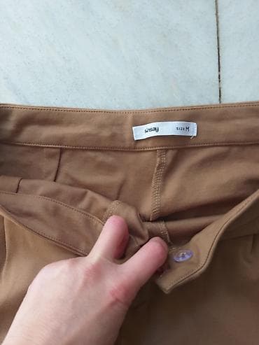 pantalone sa cirkonima: Ženske pantalone M u karamela/svetlo-braon boji. Klasičan, ravan kroj — 2