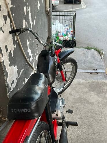 drzac za glavu za auto sediste: Tomos moped, crvene boje sa crnim blatobranima i sedištem. Opremljen — 5
