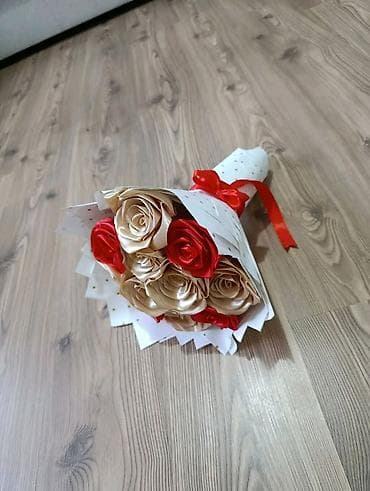 jastuci za ugaonu garnituru: Ručni buket od satenskih ruža - Elegantne ruže od satenskih traka u — 3
