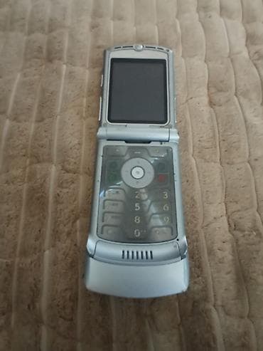 midnight boja: Motorola RAZR V3 – preklopni mobilni telefon - Tanak metalni — 3