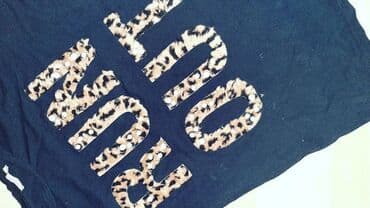 Kape i aksesoari: Crna majica l vel sa tigrastim detaljima — 3