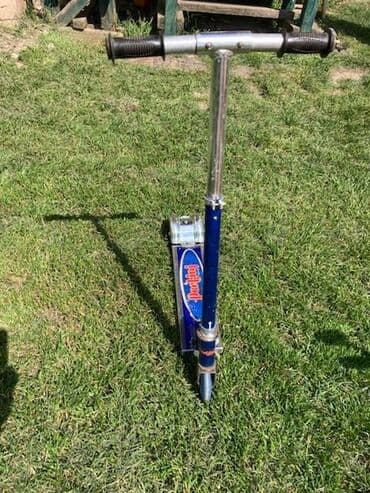 Umetnost i kolekcionarstvo: Dečiji trotinet Pertini. Alu ram. Jedan prednji i dva zadnja tocka — 1