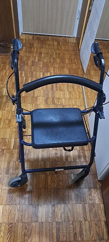 Prodajem hodalicu (rolator) sa četiri točka i sedištem. Stabilna i — 2