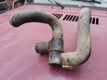 univerzalni termostat za auto: Termostat sa crevima Lada 2121 Niva br.3. Polovno, očuvano. Skinuto sa — 2