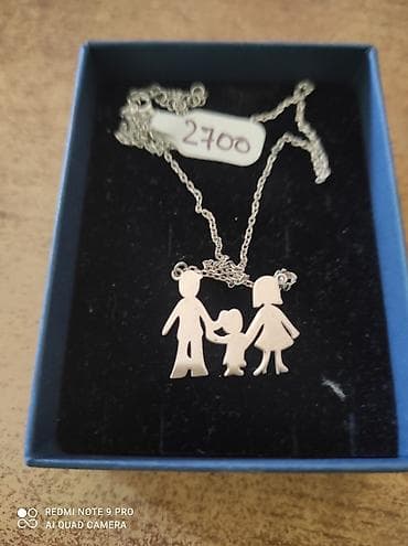 Ogrlica sa priveskom “porodica” – elegantan lančić od srebrnasto