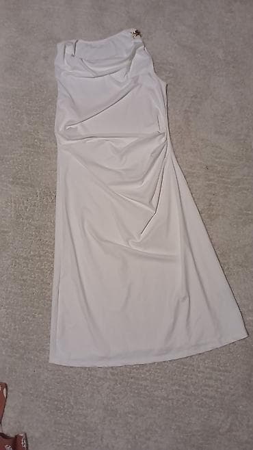 torba za rame: Elegantna bela haljina bez rukava, midi dužine. Asimetrični kroj sa — 1