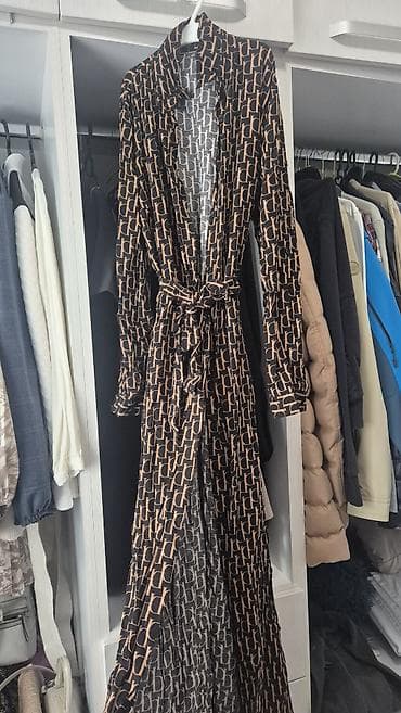 hogl čizme: Dugačka haljina/kimono sa printom monograma (slova „ch“) u bež-crnoj — 1