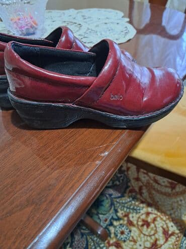 dzemper sa kapuljacom: Ženske klompe/cokule Bolo – bordo lak koža - Brend: Bolo (metalni — 5