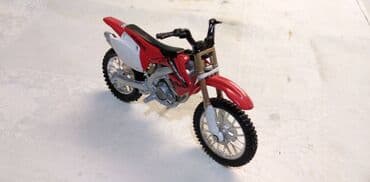 gde odneti markice na procenu: Burago motor Honda CRF 450 polovan,volan nije original — 1