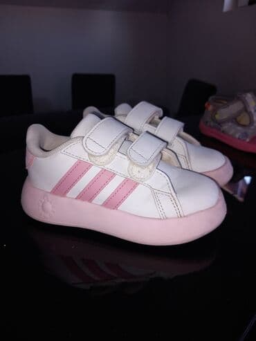Children's Items: Dečije patike sa belim gornjim delom i roze đonom, ukrašene sa tri — 1