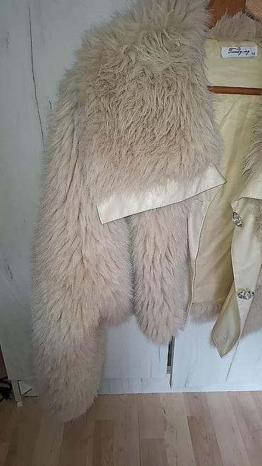 pantalone 38: Bež bunda od veštačkog krzna sa ukrasnim dugmadima - Kratak, boxy — 5