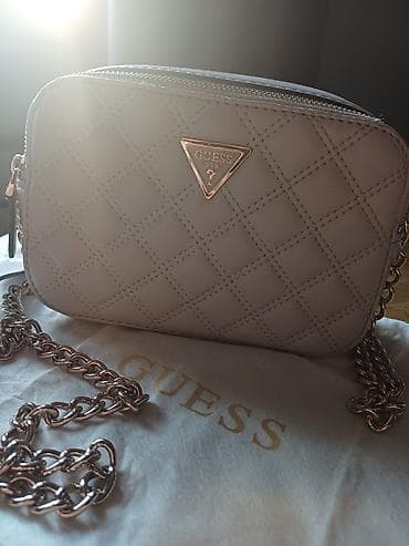 GUESS crossbody torbica sa prošivenim dezenom - Materijal: veštačka na lalafo.rs GUESS crossbody torbica sa prošivenim dezenom - Materijal: veštačka