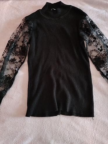 Crna ženska rolka/bluza sa prozirnim čipkastim rukavima - Brend: SOBE