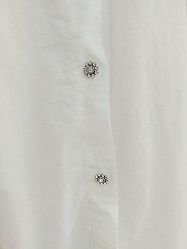 sorc m: Bela košulja-haljina sa volanima - Kroj: opuštena A-silueta, mini — 4