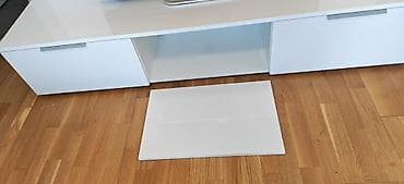 Na prodaju TV komoda sa dve fioke i prostorom u sredini sa policom u — 8