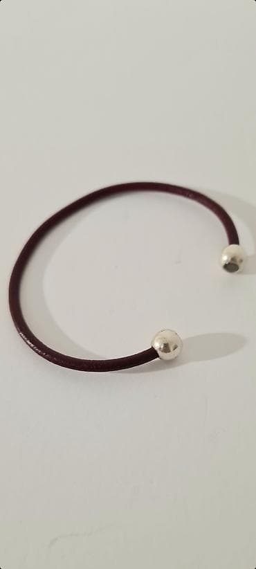 kupujem prodajem torbice: ▪︎ Na prodaju sa postavljenih slika bordo, crvena kožna narukvica. - — 2