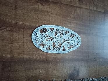 drveni sto sa klupama: Ručno rađeni heklani miljei sa vezenim cvetnim motivima - Set — 8