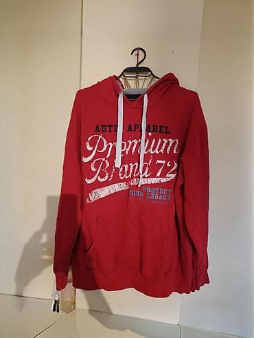 Kape i aksesoari: Crvena dukserica sa kapuljačom i kengur džepom. - Natpis sprijeda — 1