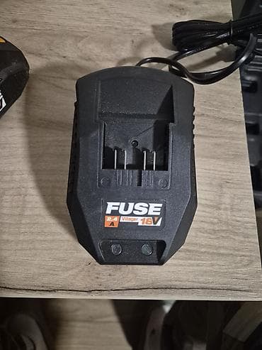 presa za brikete: Na prodaju kompletan i vrhunski očuvan akumulatorski set Villager FUSE — 2