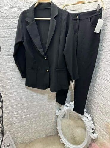 kratki sako i pantalone: Komplet
Sako i pantalone
Sa postavom
3400din — 3