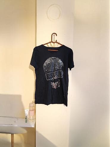 najk jakna: Crna ženska majica kratkih rukava sa ukrasnim šljokicama. Na prednjoj — 1