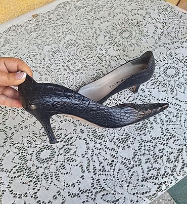 Crne ženske salonke sa špicastim vrhom i elegantnom kitten potpeticom