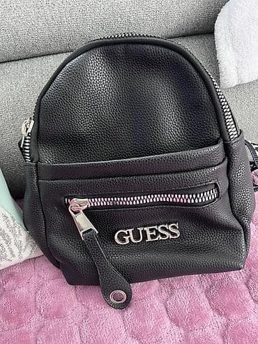 mcm ranac: GUESS mini ranac – crni, od teksturirane eko‑kože. - Kompaktna — 2