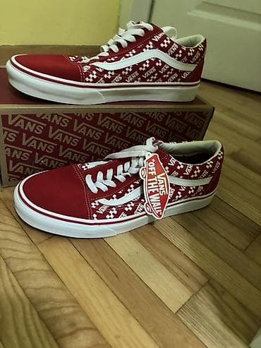 pantalone na crtu: Predstavljamo uniseks Vans Old Skool patike u crvenoj boji. Ove patike — 5