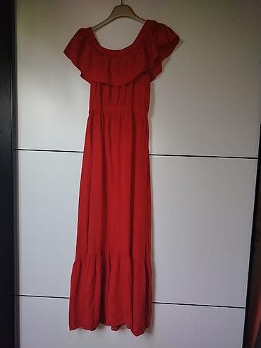 crvena jabuka: Crvena duga haljina sa volanima - Model: maxi haljina sa ramenima na — 1