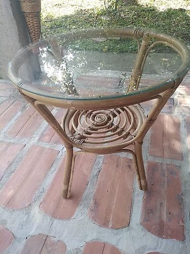 Sto od bambusa sa staklom. Lepo ocuvan. Precnika 61cm, visina